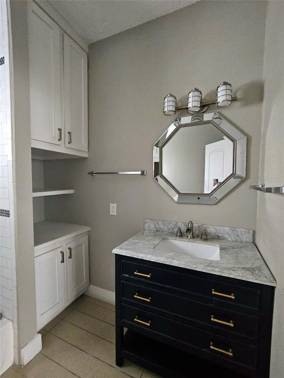 Image 7 of property listing at 614 N York Street, Houston, TX 77003