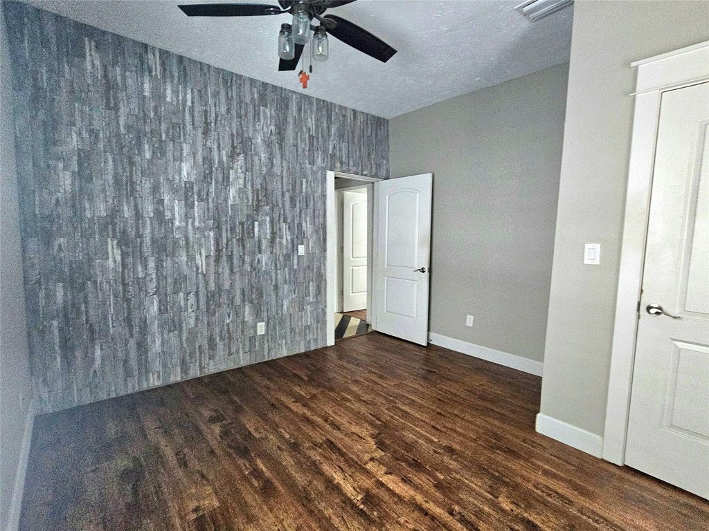 Image 8 of property listing at 614 N York Street, Houston, TX 77003