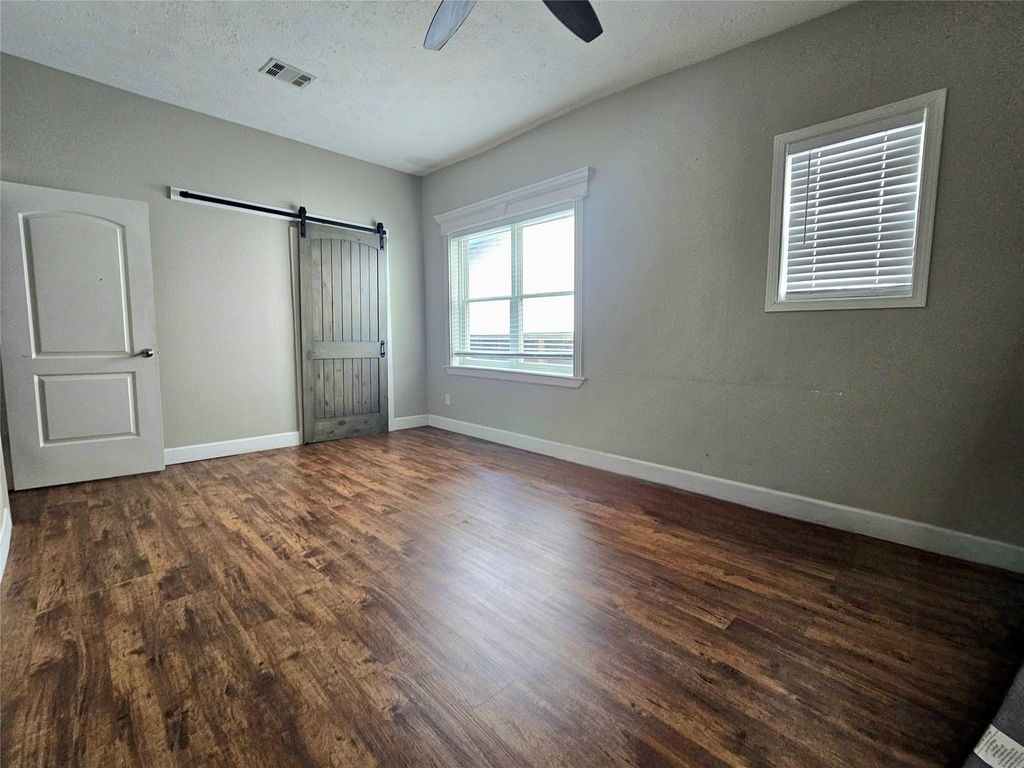 Image 9 of property listing at 614 N York Street, Houston, TX 77003