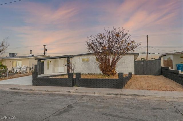 5052 Newton Drive, Las Vegas, NV 89122