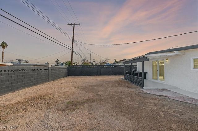 5052 Newton Drive, Las Vegas, NV 89122