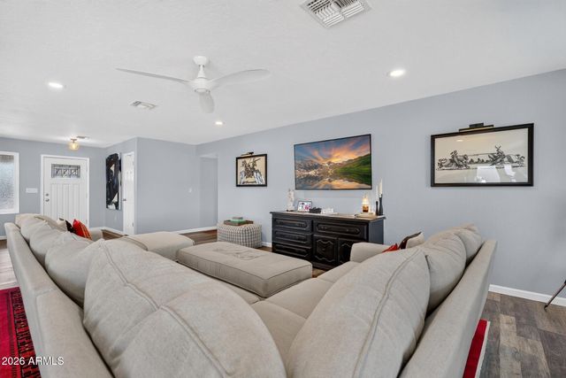 15 E ANGELA Drive, Phoenix, AZ 85022