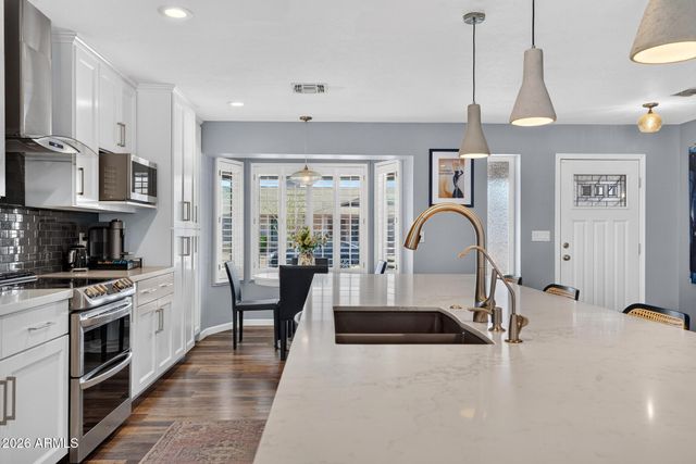 15 E ANGELA Drive, Phoenix, AZ 85022