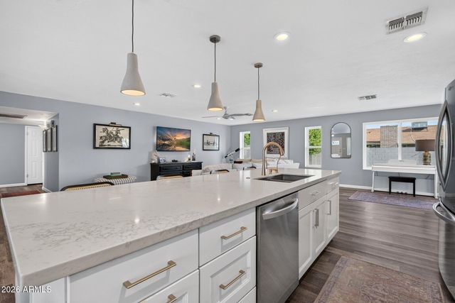 15 E ANGELA Drive, Phoenix, AZ 85022