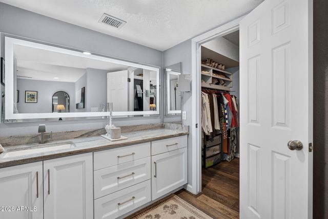 15 E ANGELA Drive, Phoenix, AZ 85022