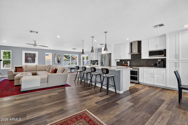 15 E ANGELA Drive, Phoenix, AZ 85022