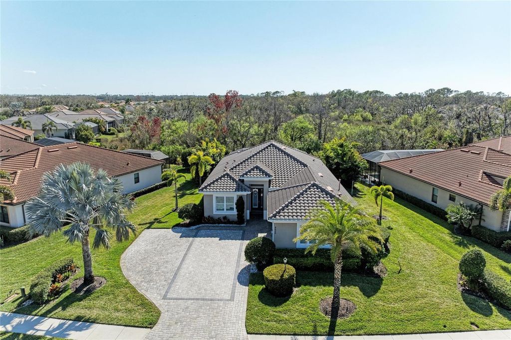 Image 3 of property listing at 4826 TOBERMORY WAY, Bradenton, FL 34211