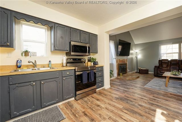 1052 Meadowview Lane, St Albans, WV 25177