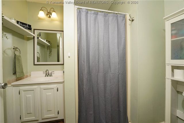 1052 Meadowview Lane, St Albans, WV 25177