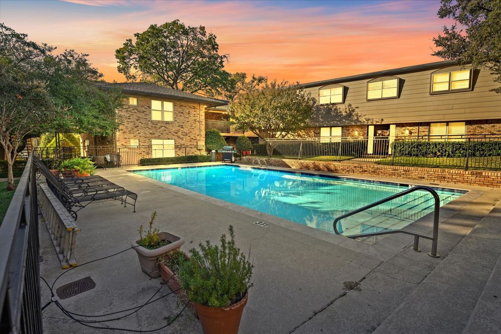 7925 Royal Lane 214, Dallas, TX 75230
