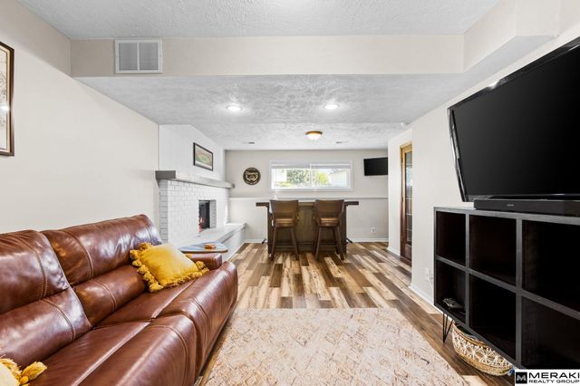 9339 Pratt Circle, Omaha, NE 68134