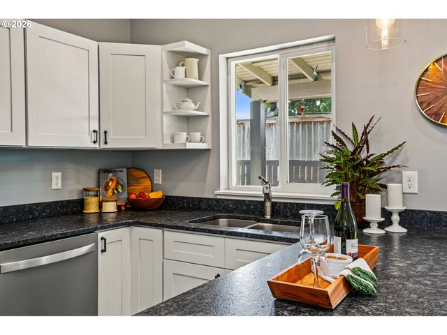 1004 36TH Ave, Albany, OR 97321