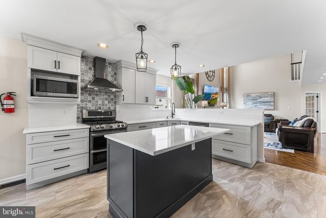 19 CHAMBORD LN, Voorhees, NJ 08043
