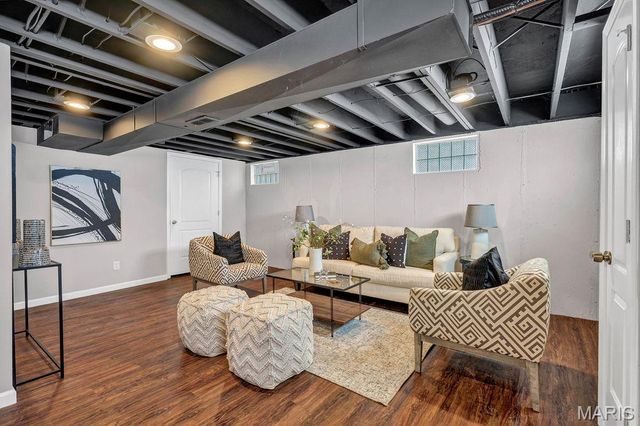 3279 Regal Place, St Louis, MO 63139