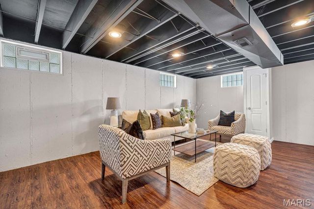 3279 Regal Place, St Louis, MO 63139