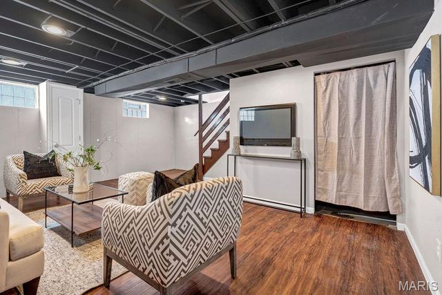 3279 Regal Place, St Louis, MO 63139