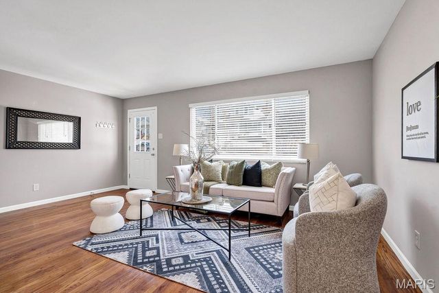 3279 Regal Place, St Louis, MO 63139