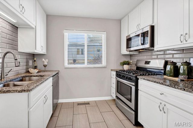 3279 Regal Place, St Louis, MO 63139