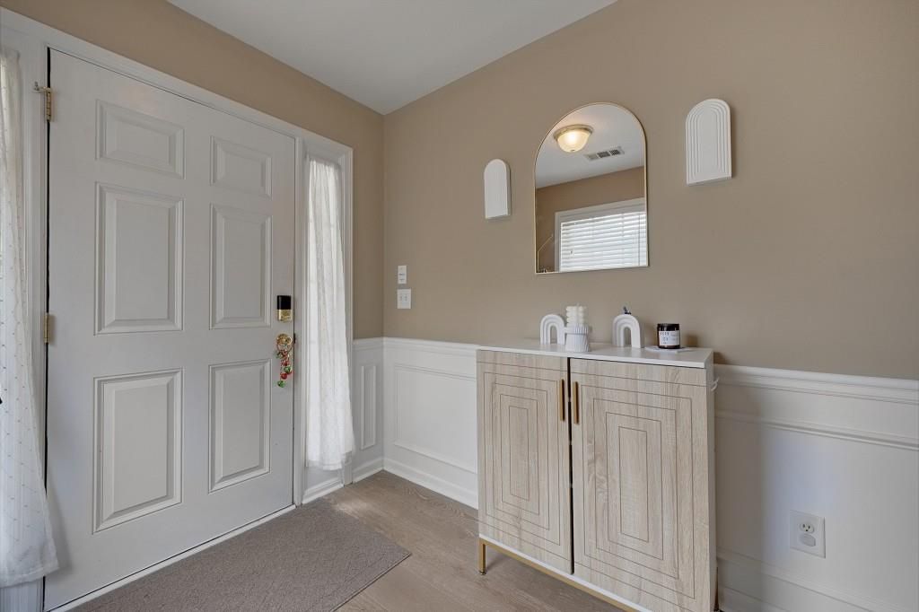 Image 3 of property listing at 3557 Chattahoochee Summit Lane 23, Atlanta, GA 30339