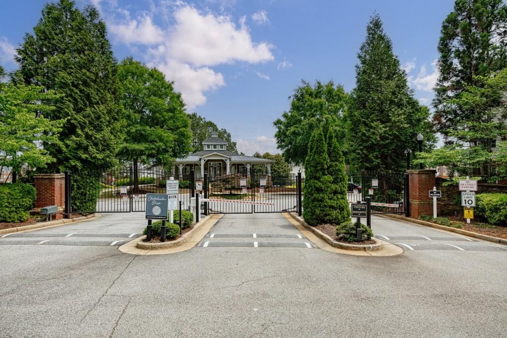 Image 33 of property listing at 3557 Chattahoochee Summit Lane 23, Atlanta, GA 30339