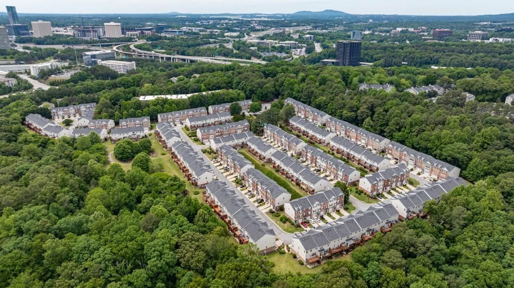 Image 37 of property listing at 3557 Chattahoochee Summit Lane 23, Atlanta, GA 30339