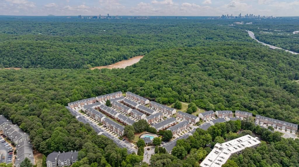 Image 38 of property listing at 3557 Chattahoochee Summit Lane 23, Atlanta, GA 30339