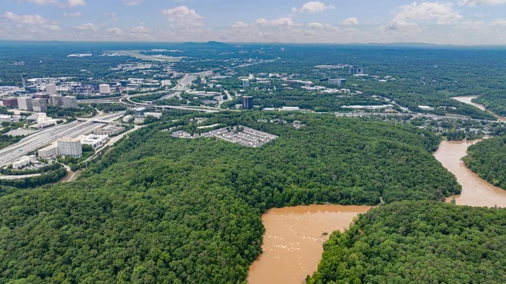 Image 39 of property listing at 3557 Chattahoochee Summit Lane 23, Atlanta, GA 30339