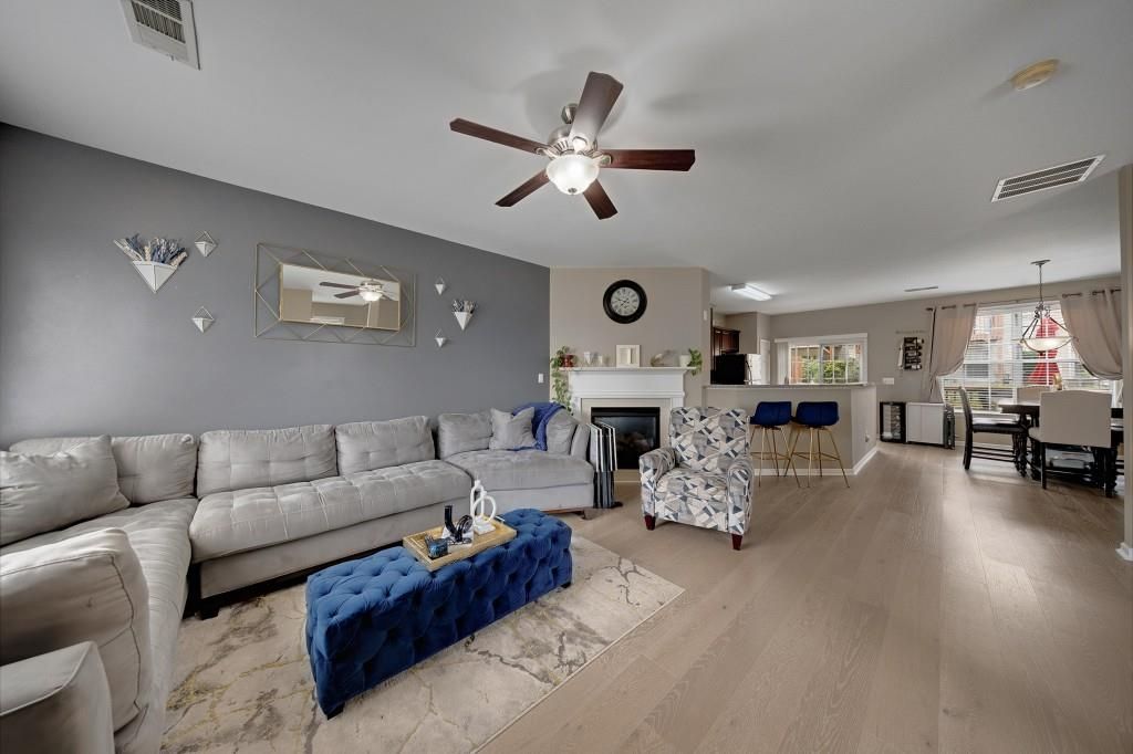 Image 4 of property listing at 3557 Chattahoochee Summit Lane 23, Atlanta, GA 30339