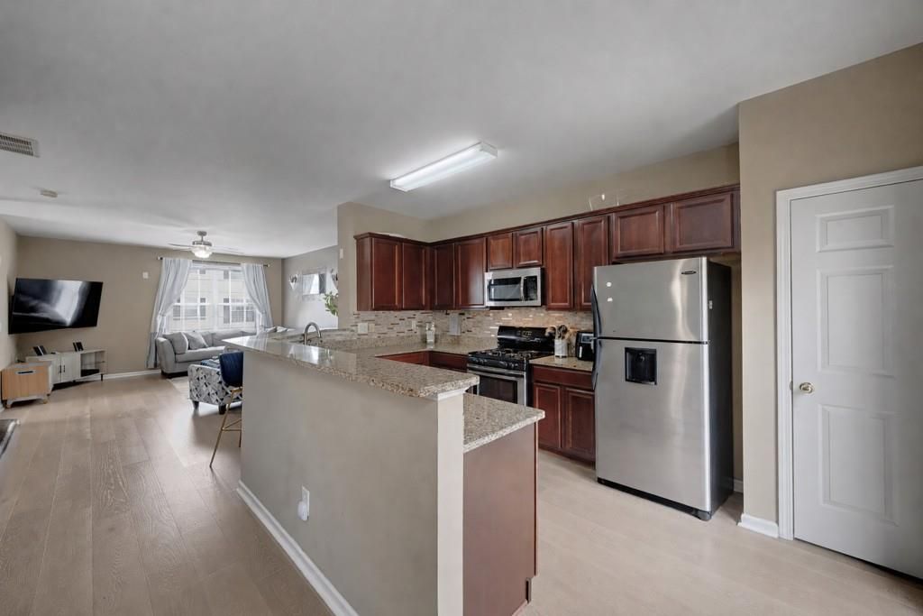 Image 9 of property listing at 3557 Chattahoochee Summit Lane 23, Atlanta, GA 30339