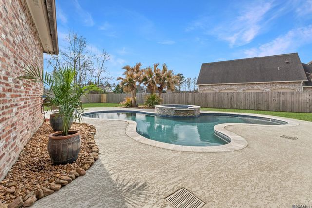 17608 Lake Vista Dr, Greenwell Springs, LA 70739