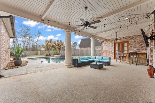 17608 Lake Vista Dr, Greenwell Springs, LA 70739