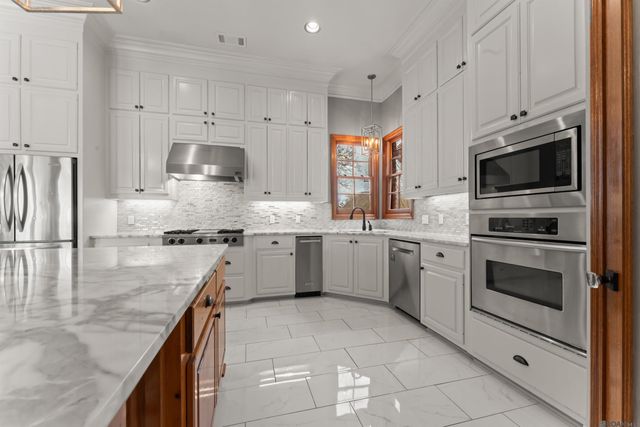 17608 Lake Vista Dr, Greenwell Springs, LA 70739