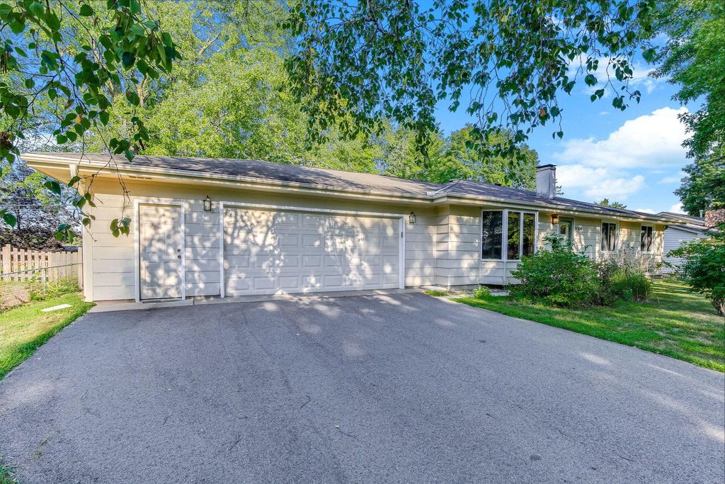 8500 Quinn Avenue S, Bloomington, MN 55437 — photo 2