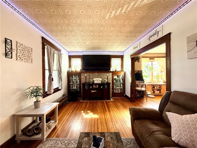 17 S Johnson Rd, Houston, PA 15342