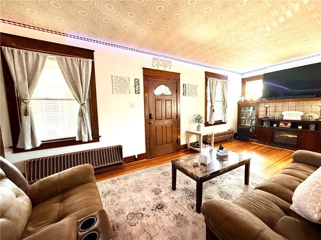 17 S Johnson Rd, Houston, PA 15342