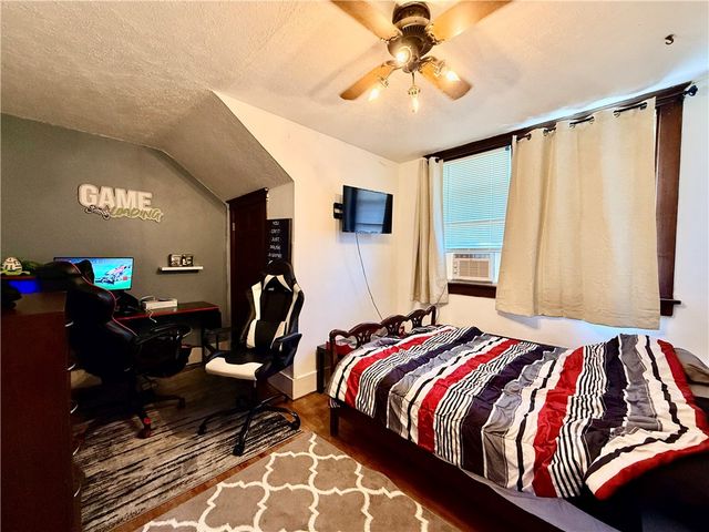 17 S Johnson Rd, Houston, PA 15342
