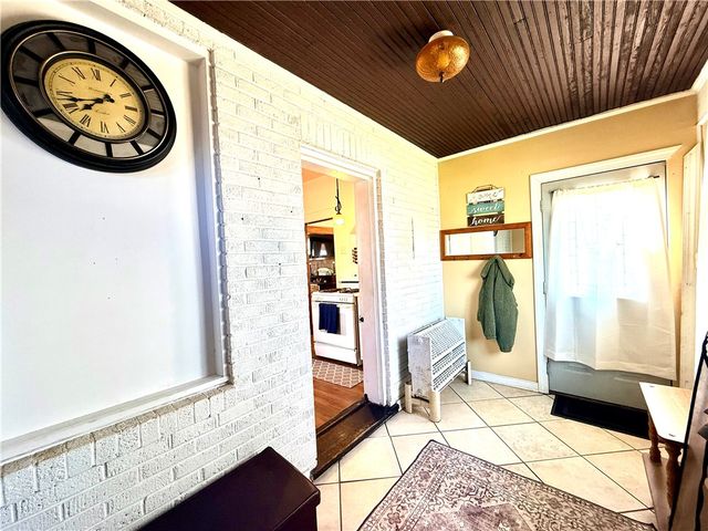 17 S Johnson Rd, Houston, PA 15342