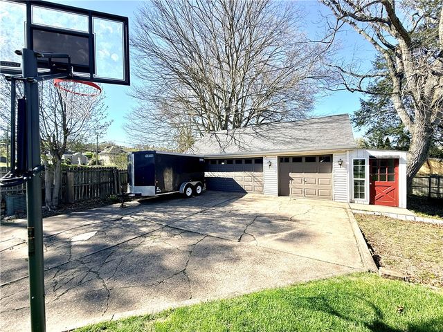 17 S Johnson Rd, Houston, PA 15342