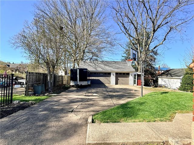 17 S Johnson Rd, Houston, PA 15342