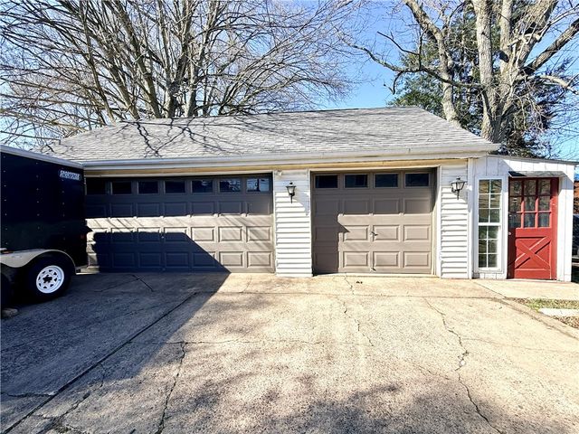 17 S Johnson Rd, Houston, PA 15342