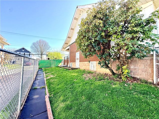 17 S Johnson Rd, Houston, PA 15342