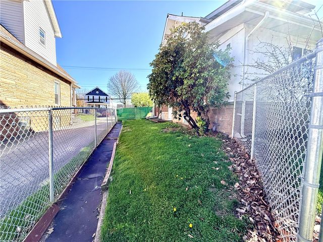 17 S Johnson Rd, Houston, PA 15342