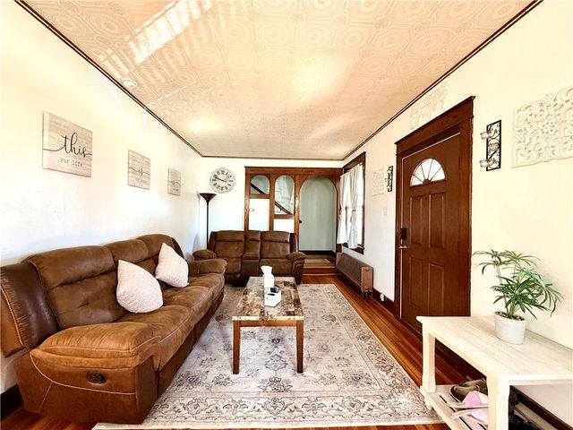 17 S Johnson Rd, Houston, PA 15342