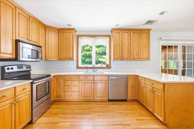 45 Cobblestone Ln, Weymouth, MA 02190