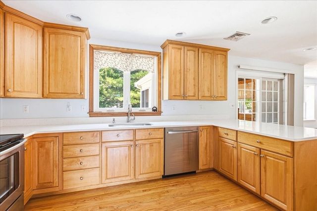 45 Cobblestone Ln, Weymouth, MA 02190