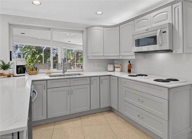 660 14th AVE S, Naples, FL 34102