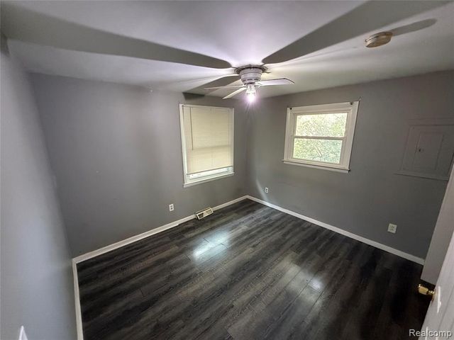 5489 Avis Drive, Burton, MI 48519