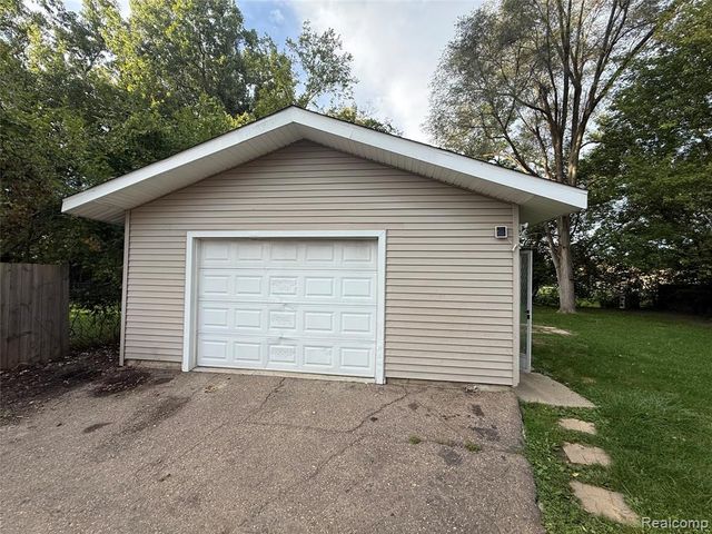 5489 Avis Drive, Burton, MI 48519