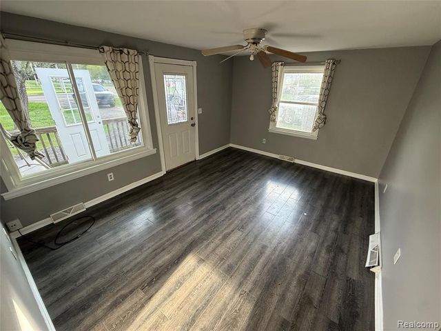 5489 Avis Drive, Burton, MI 48519