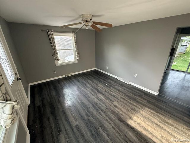 5489 Avis Drive, Burton, MI 48519